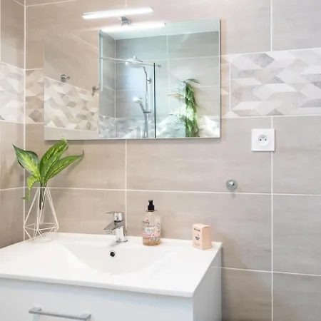 Apartment A3 - 2 Bdr Sea View 10 Min - Parking, Pool & Terrace Antibes